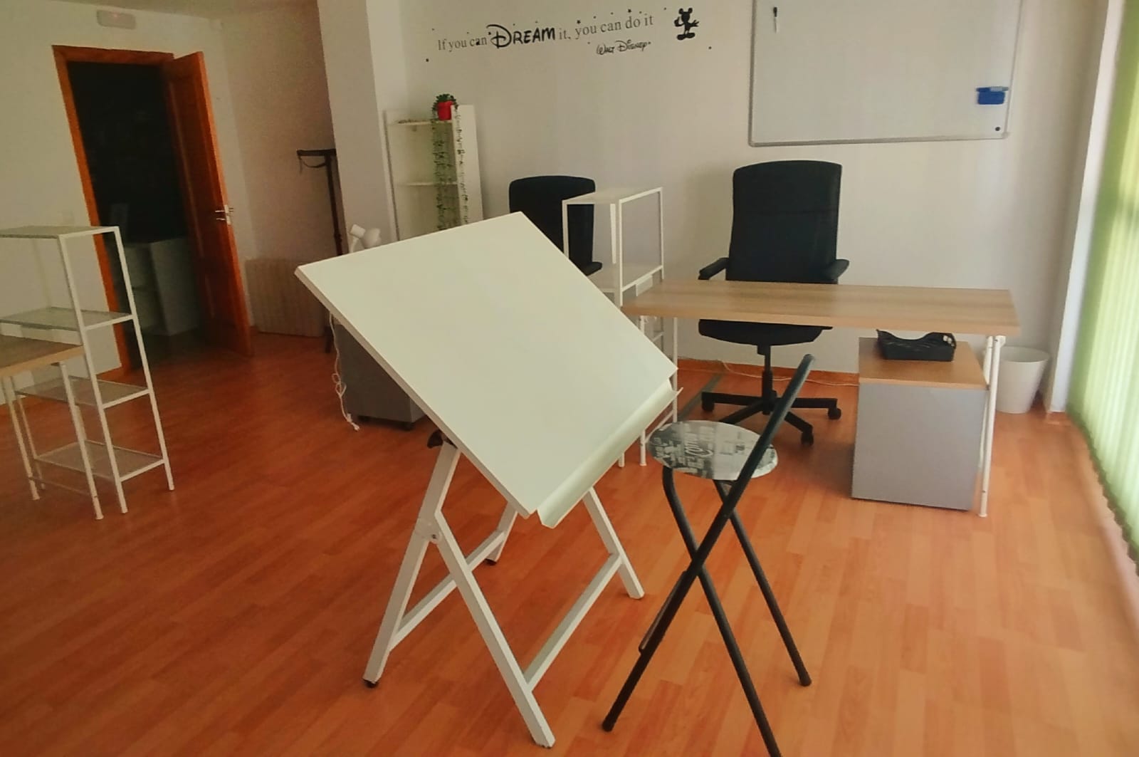 Mesa de dibujo ajustable para trabajar de pie o sentado, disponible para los integrantes del espacio compartido individual en Tecni Estudio Coworking