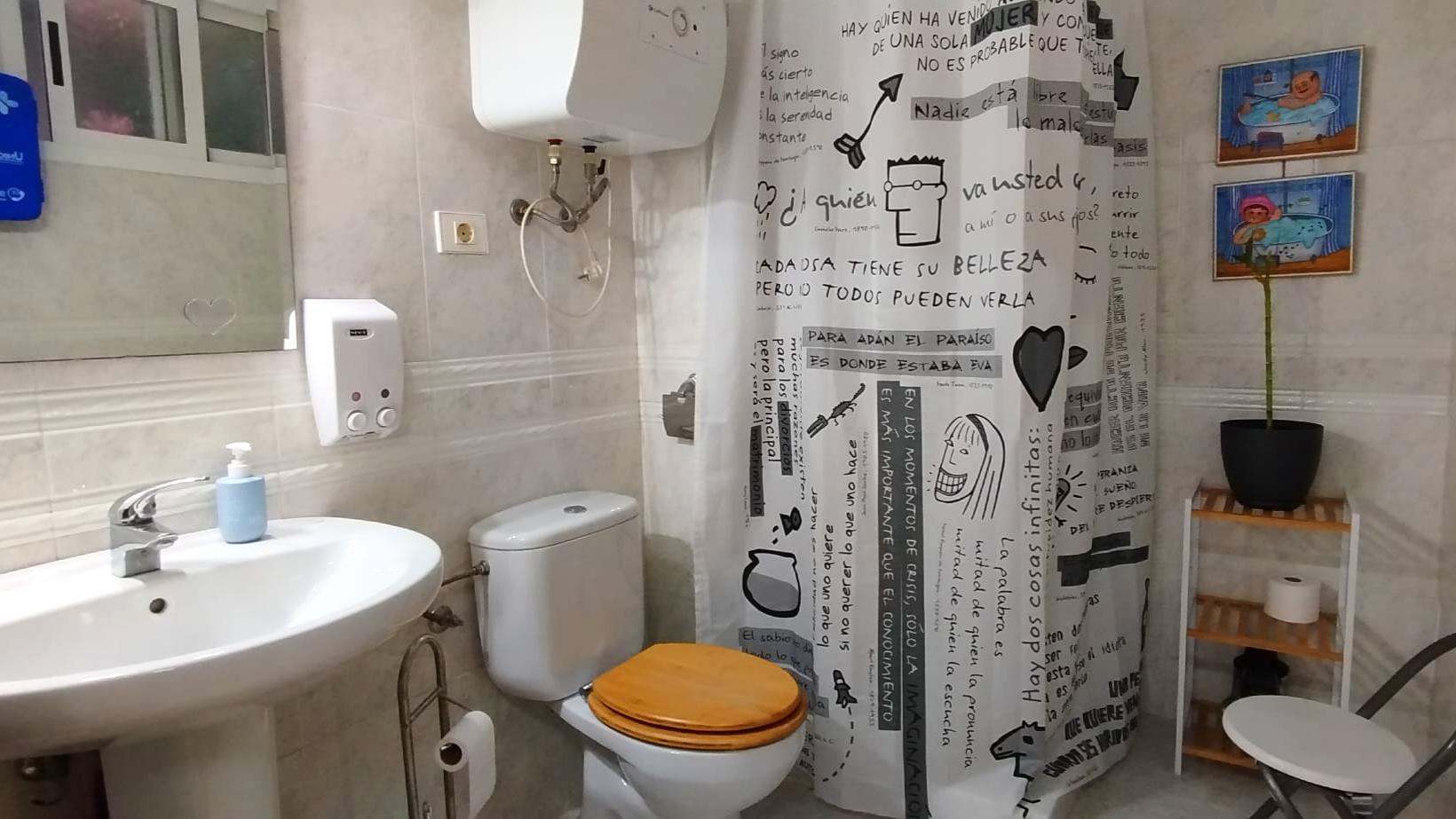 Baño completo en Tecni Estudio con decoración funcional y moderna.