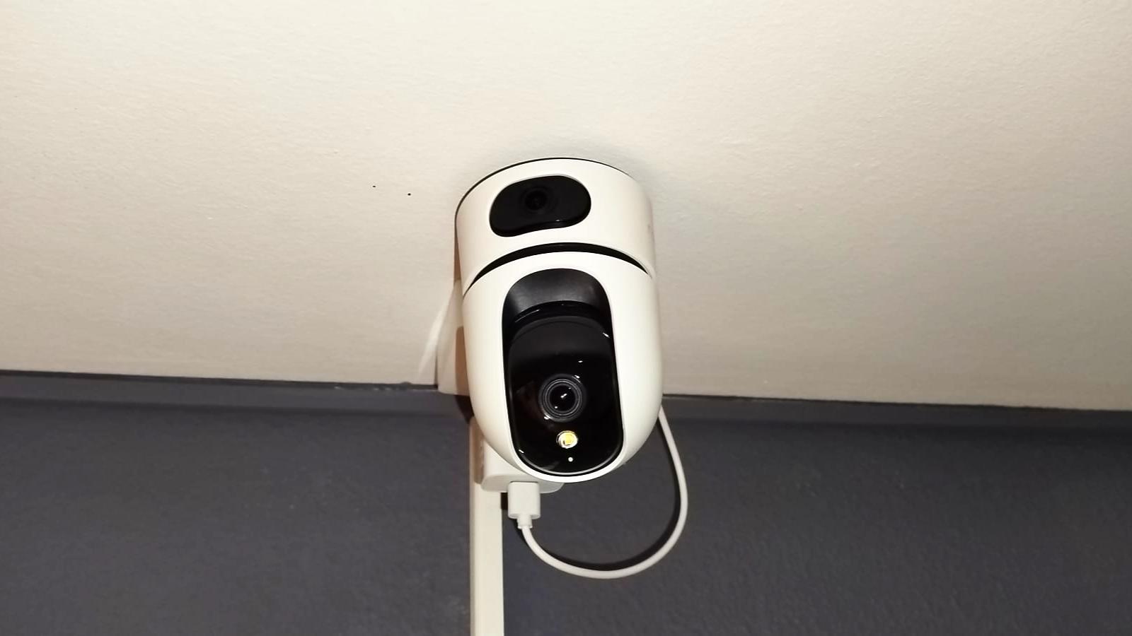 Cámara de vigilancia instalada en Tecni Estudio para seguridad.