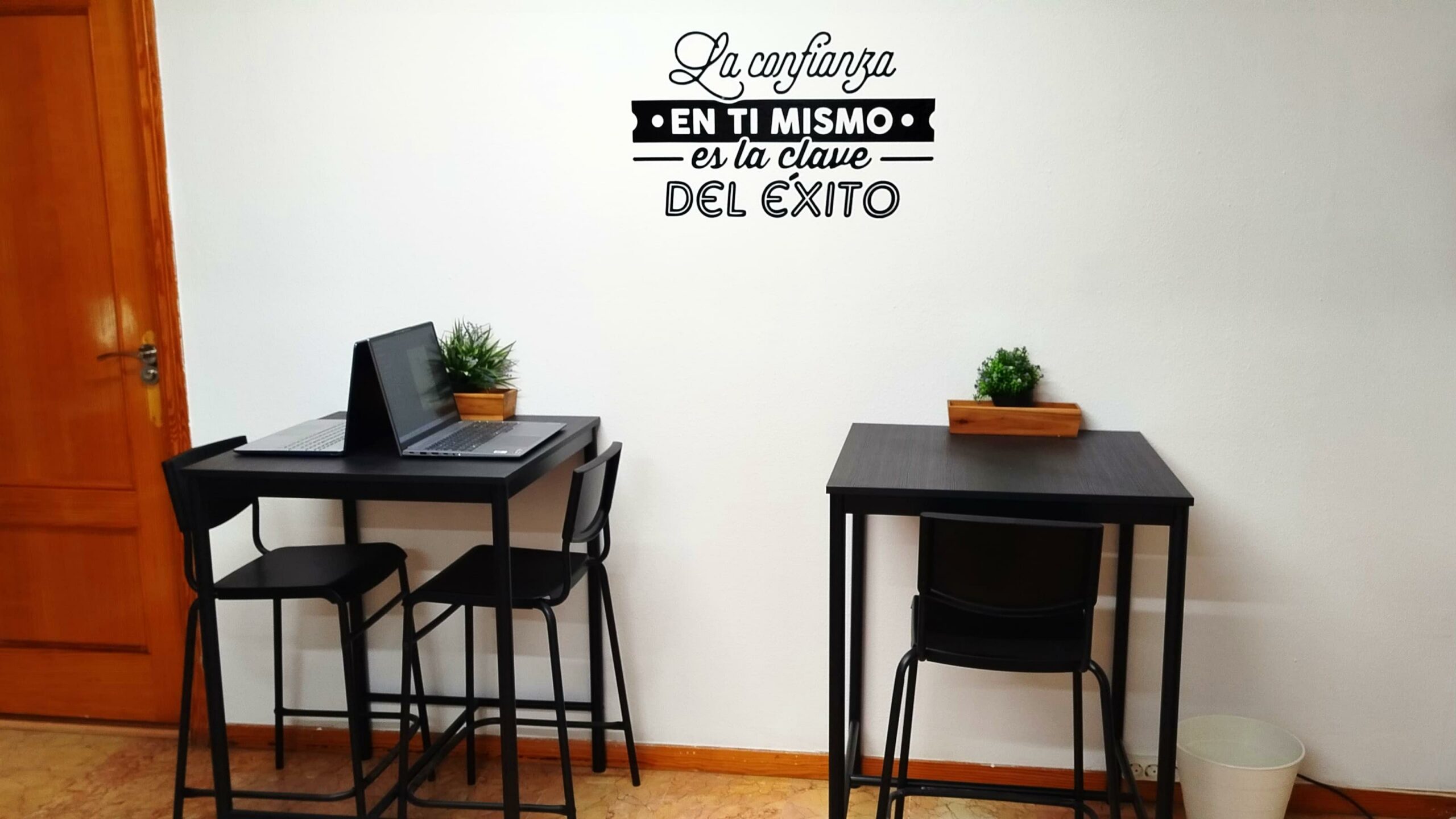 Mesas altas con taburetes en la sala de coworking de Tecni Estudio.